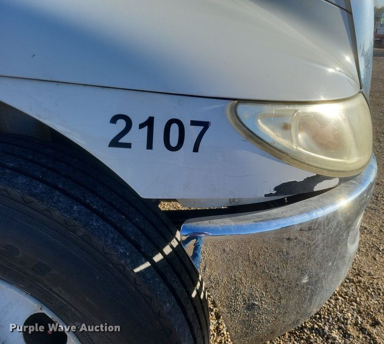 image for item EJ7906 2006 International 4300 box truck