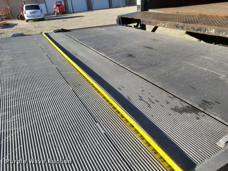 image for item EJ7906 2006 International 4300 box truck