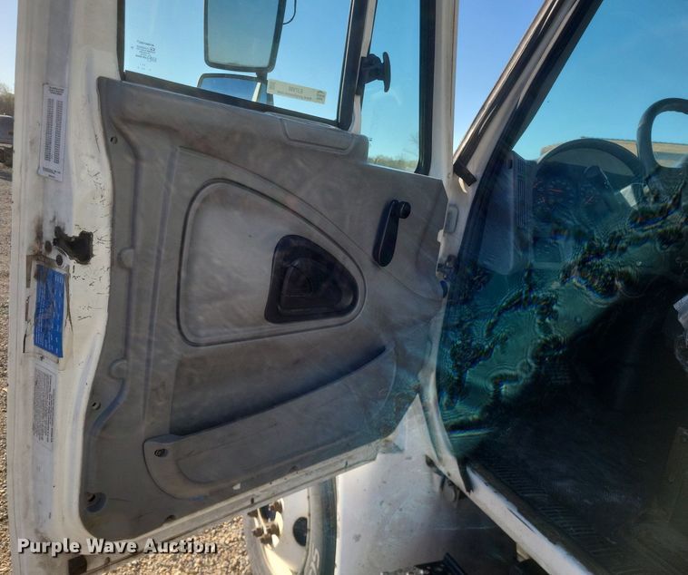 image for item EJ7906 2006 International 4300 box truck