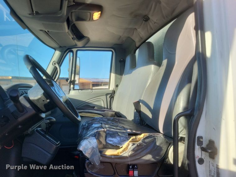 image for item EJ7906 2006 International 4300 box truck