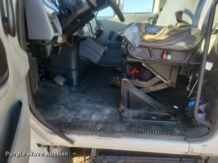 image for item EJ7906 2006 International 4300 box truck