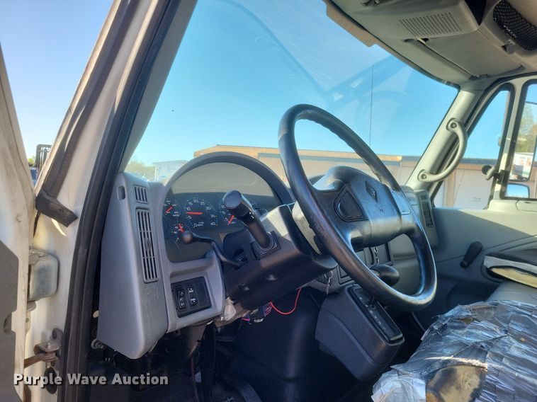 image for item EJ7906 2006 International 4300 box truck