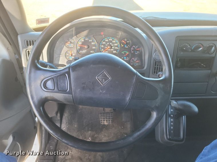 image for item EJ7906 2006 International 4300 box truck