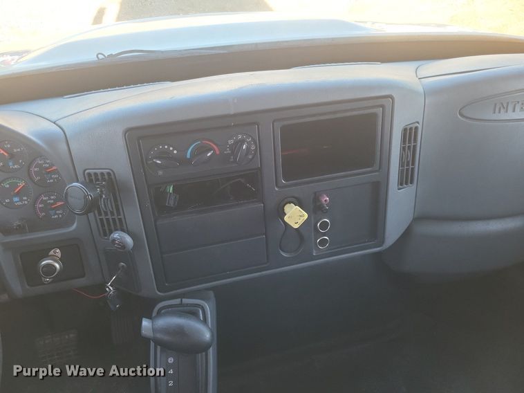 image for item EJ7906 2006 International 4300 box truck