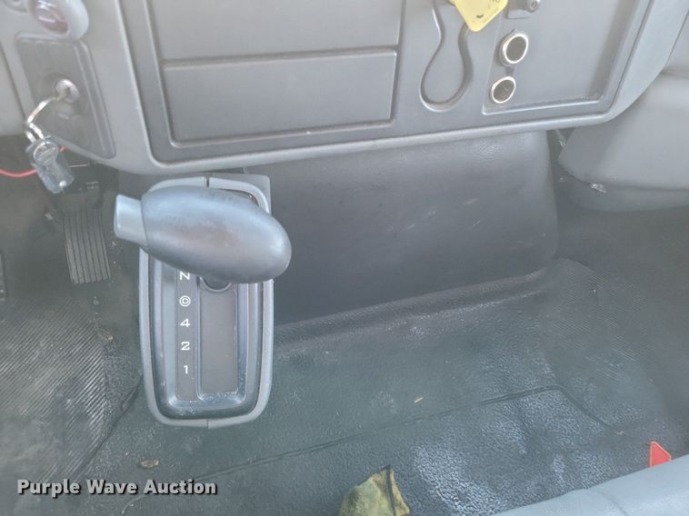 image for item EJ7906 2006 International 4300 box truck