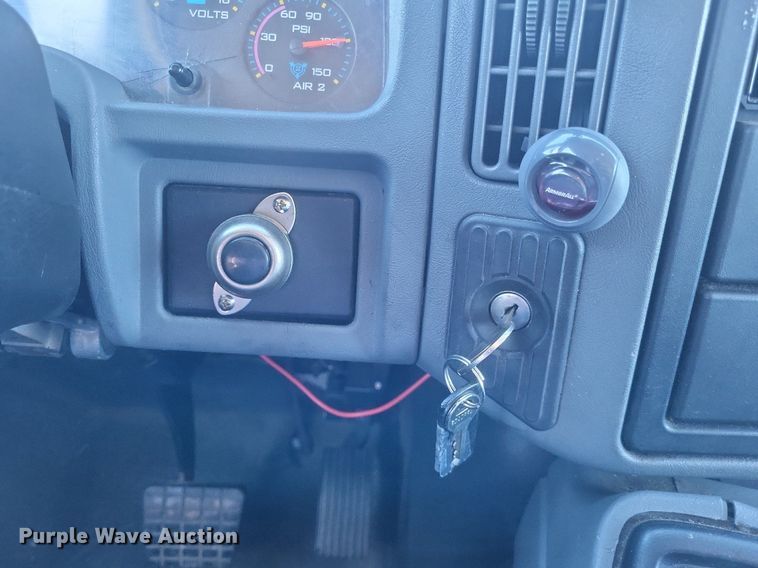 image for item EJ7906 2006 International 4300 box truck