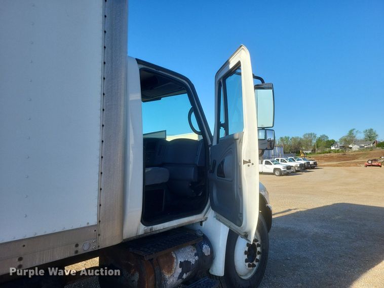 image for item EJ7906 2006 International 4300 box truck