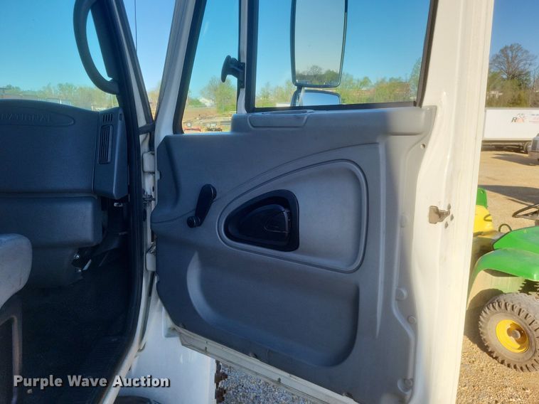 image for item EJ7906 2006 International 4300 box truck