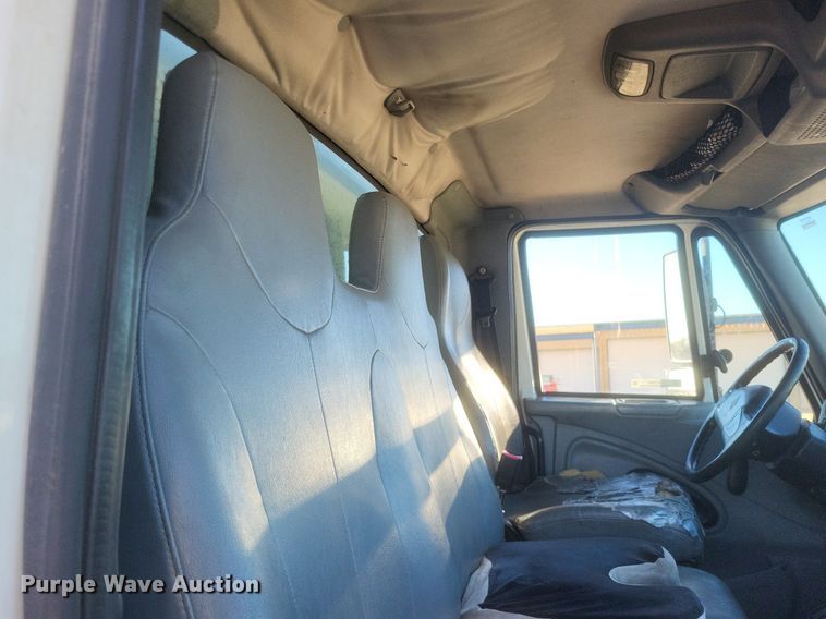 image for item EJ7906 2006 International 4300 box truck