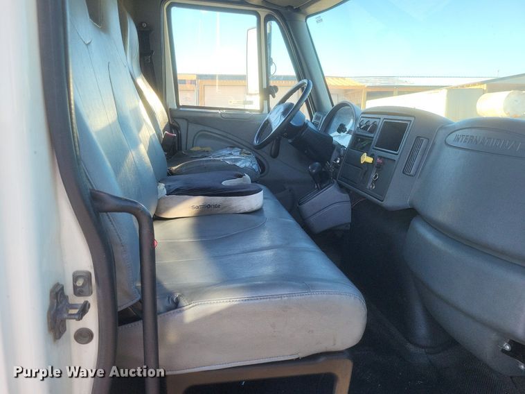 image for item EJ7906 2006 International 4300 box truck