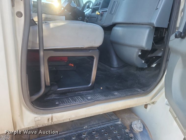 image for item EJ7906 2006 International 4300 box truck