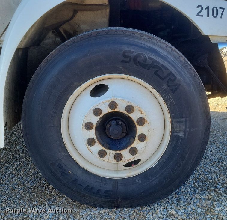 image for item EJ7906 2006 International 4300 box truck