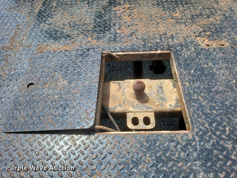 image for item EJ7922 2010 Dodge Ram 5500HD flatbed truck