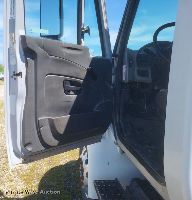 image for item EJ7952 2010 International  4400 truck cab and chassis