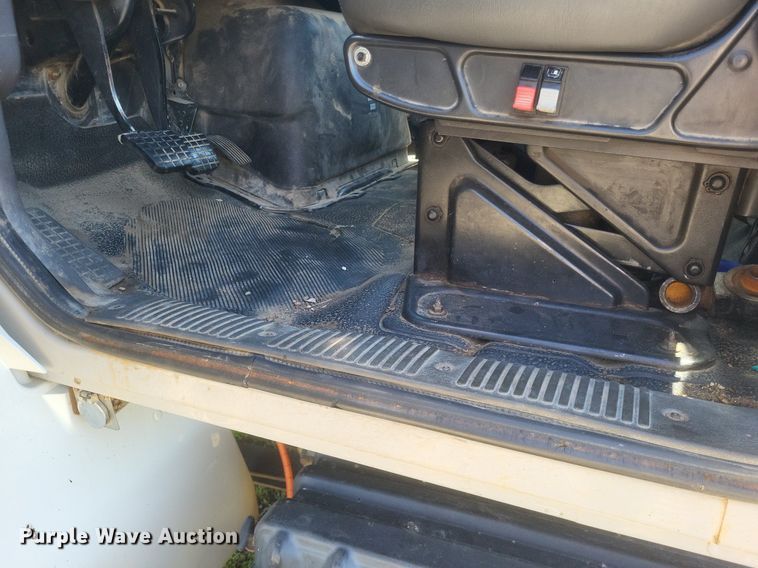 image for item EJ7952 2010 International  4400 truck cab and chassis