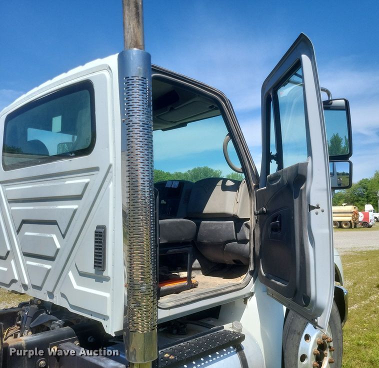 image for item EJ7952 2010 International  4400 truck cab and chassis