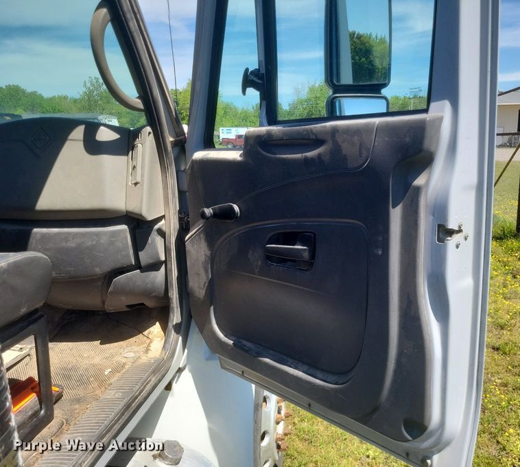 image for item EJ7952 2010 International  4400 truck cab and chassis