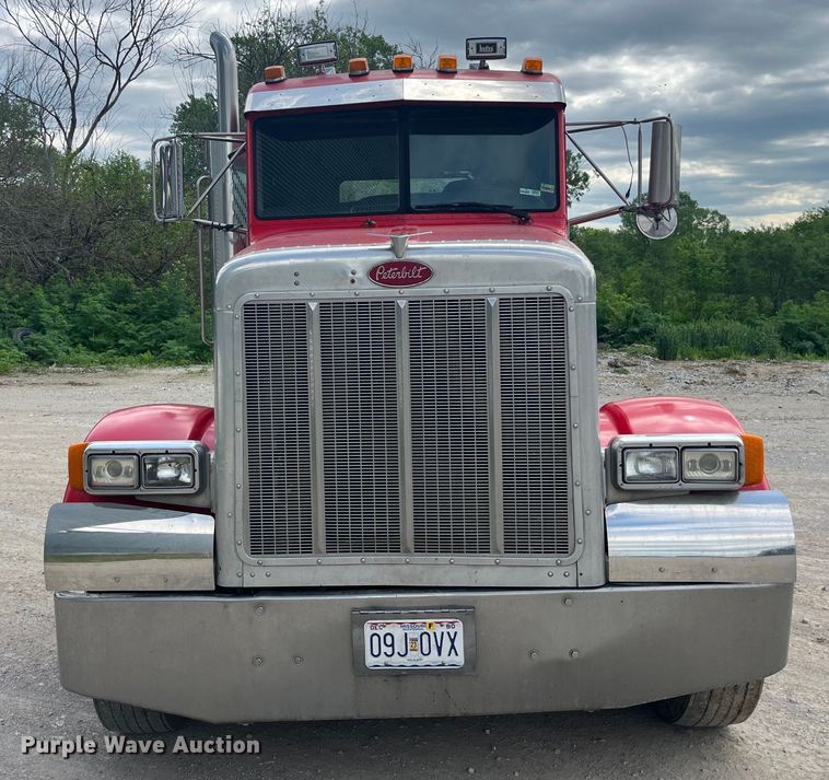 image for item LD9537 2004 Peterbilt 378 semi truck
