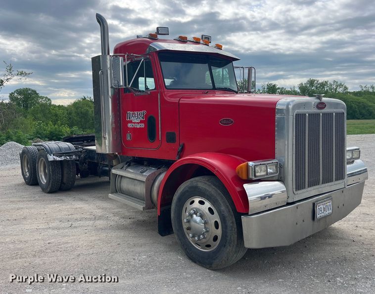 image for item LD9537 2004 Peterbilt 378 semi truck