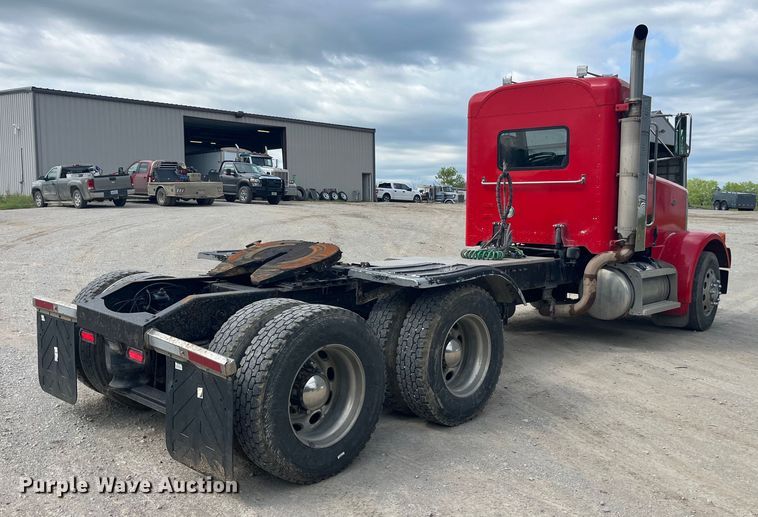 image for item LD9537 2004 Peterbilt 378 semi truck