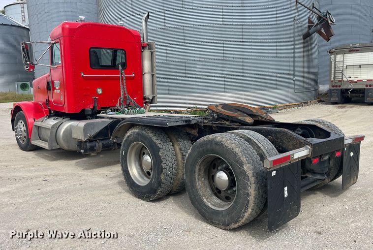 image for item LD9537 2004 Peterbilt 378 semi truck