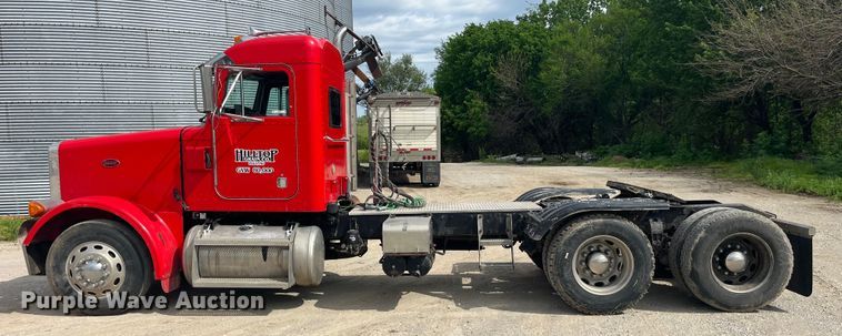 image for item LD9537 2004 Peterbilt 378 semi truck
