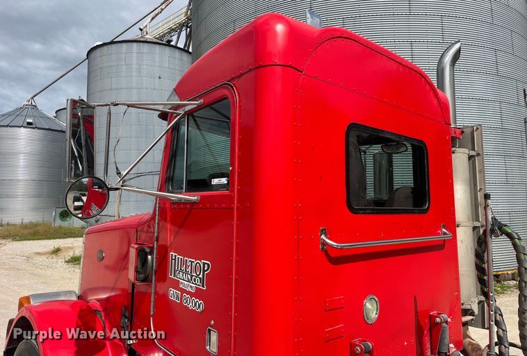 image for item LD9537 2004 Peterbilt 378 semi truck