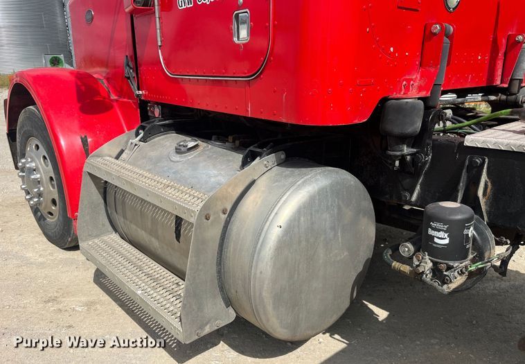 image for item LD9537 2004 Peterbilt 378 semi truck