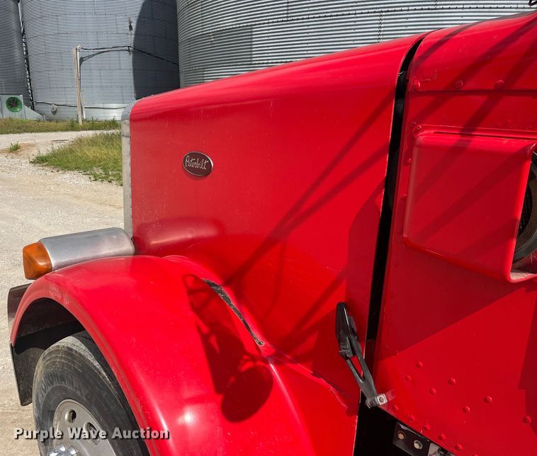 image for item LD9537 2004 Peterbilt 378 semi truck