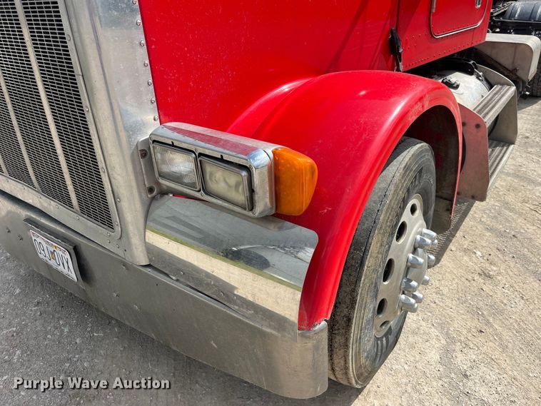 image for item LD9537 2004 Peterbilt 378 semi truck