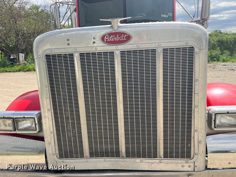 image for item LD9537 2004 Peterbilt 378 semi truck