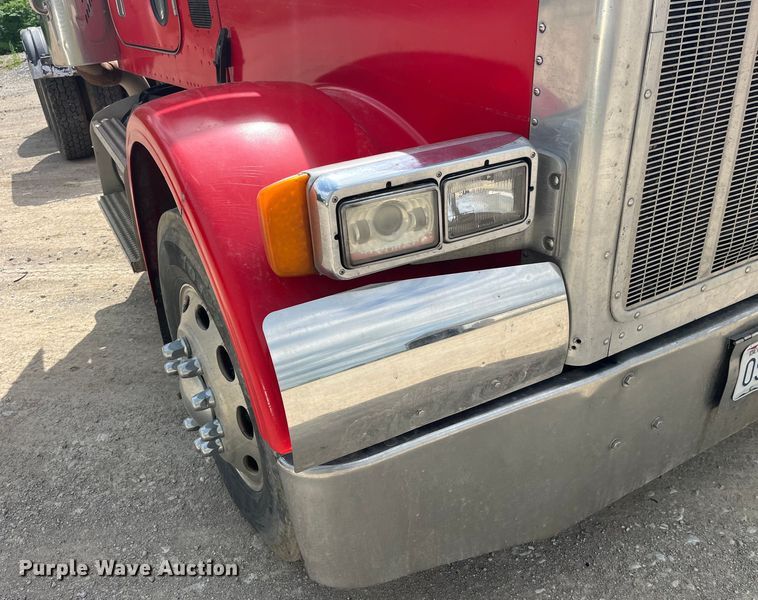 image for item LD9537 2004 Peterbilt 378 semi truck