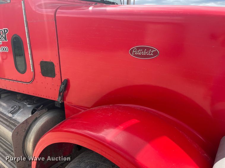image for item LD9537 2004 Peterbilt 378 semi truck