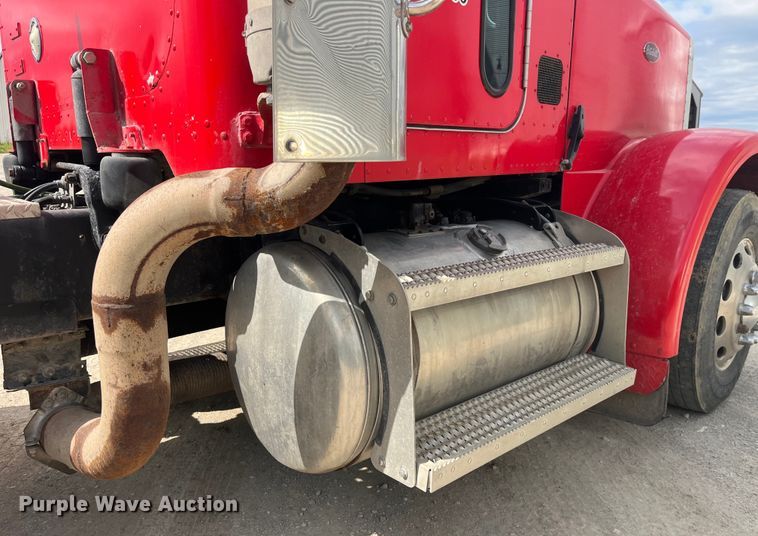 image for item LD9537 2004 Peterbilt 378 semi truck
