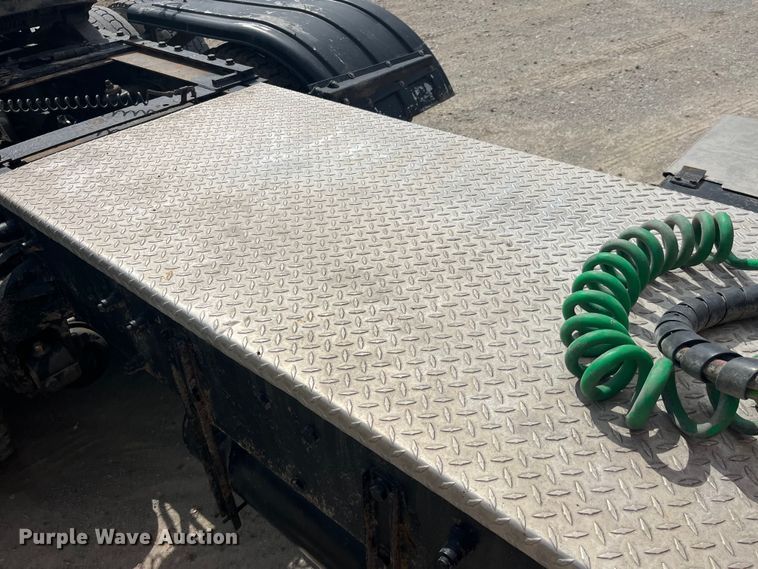 image for item LD9537 2004 Peterbilt 378 semi truck