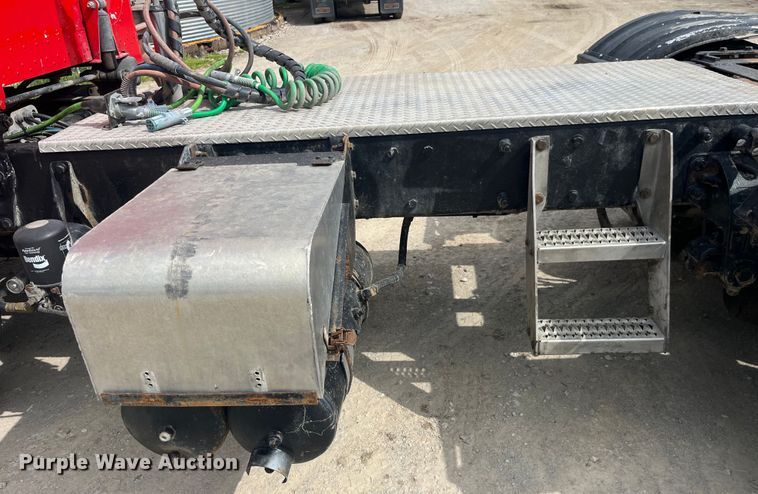 image for item LD9537 2004 Peterbilt 378 semi truck