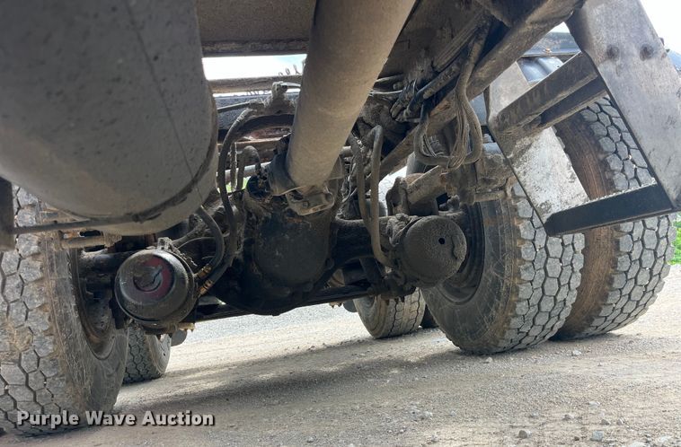 image for item LD9537 2004 Peterbilt 378 semi truck