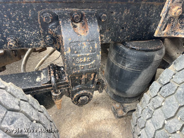 image for item LD9537 2004 Peterbilt 378 semi truck