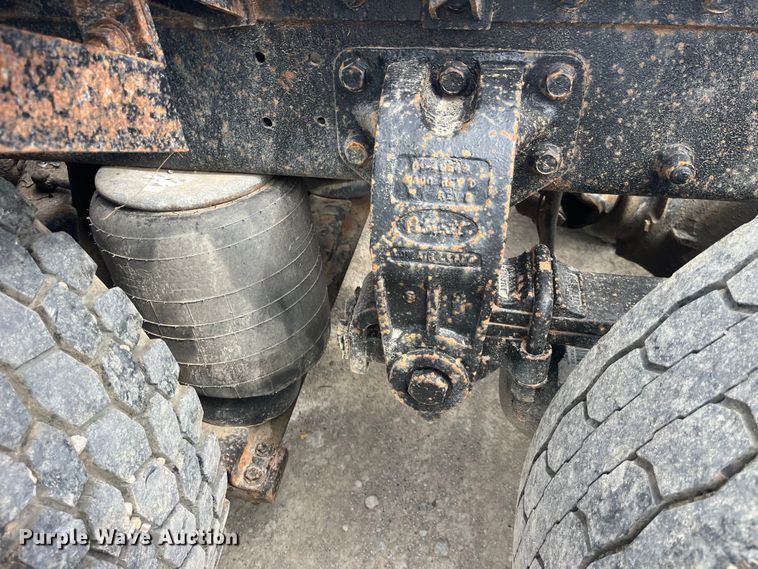 image for item LD9537 2004 Peterbilt 378 semi truck