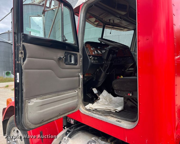 image for item LD9537 2004 Peterbilt 378 semi truck