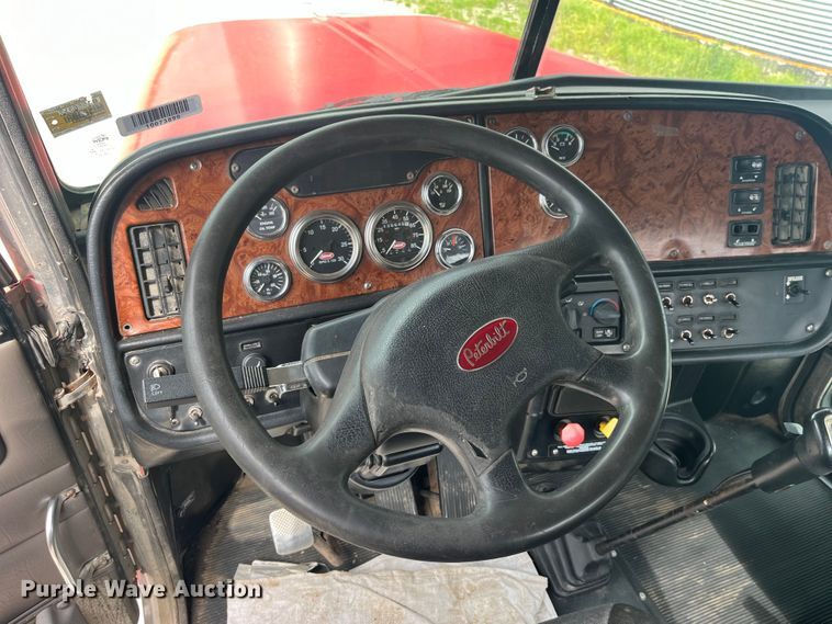 image for item LD9537 2004 Peterbilt 378 semi truck