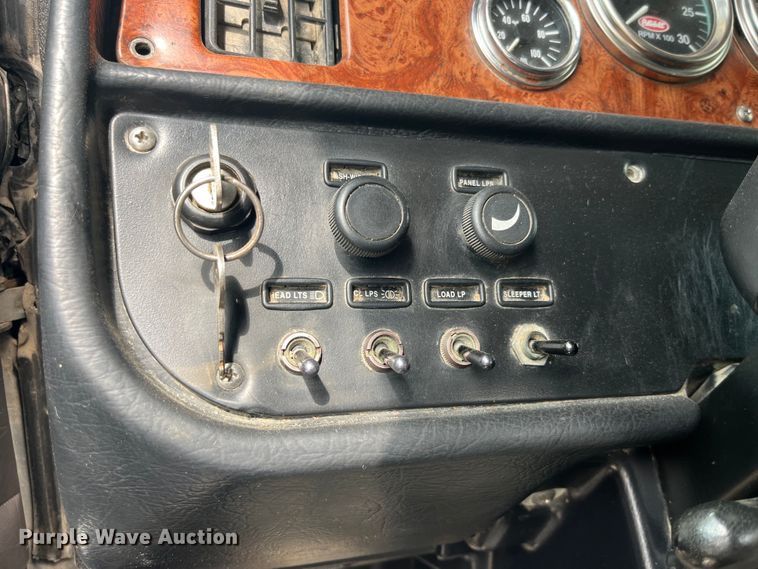 image for item LD9537 2004 Peterbilt 378 semi truck