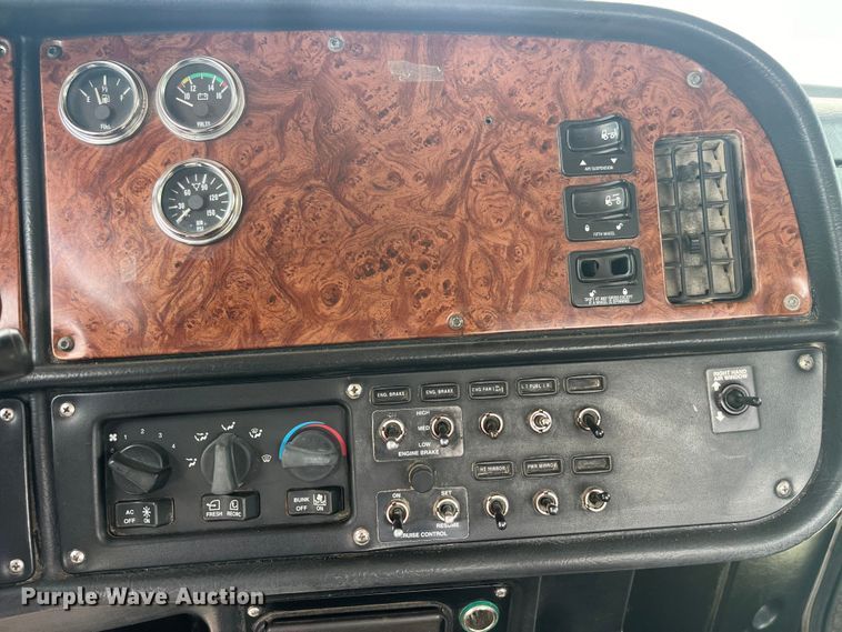 image for item LD9537 2004 Peterbilt 378 semi truck