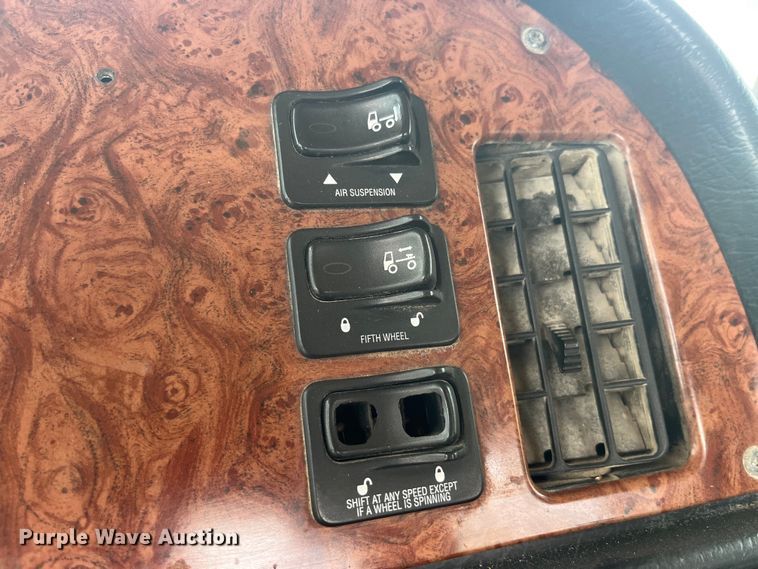 image for item LD9537 2004 Peterbilt 378 semi truck