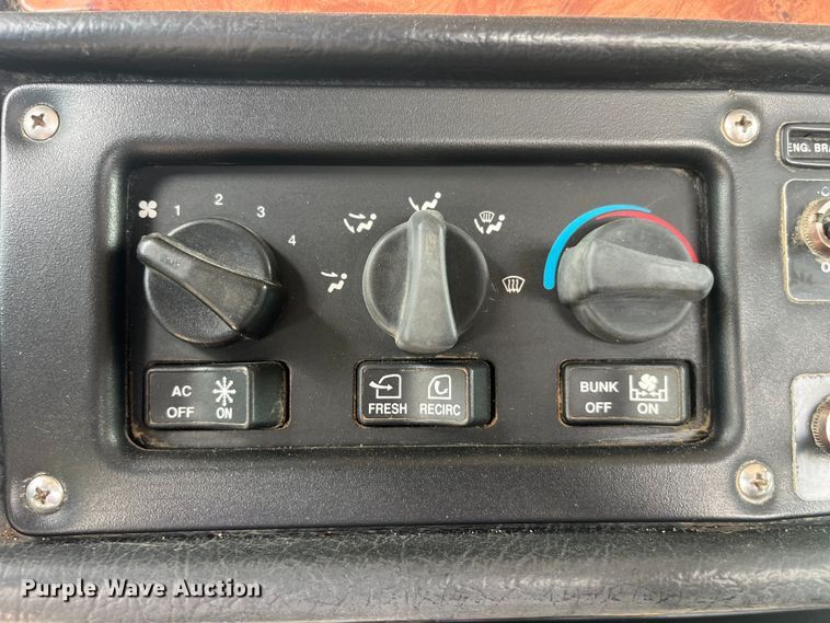 image for item LD9537 2004 Peterbilt 378 semi truck