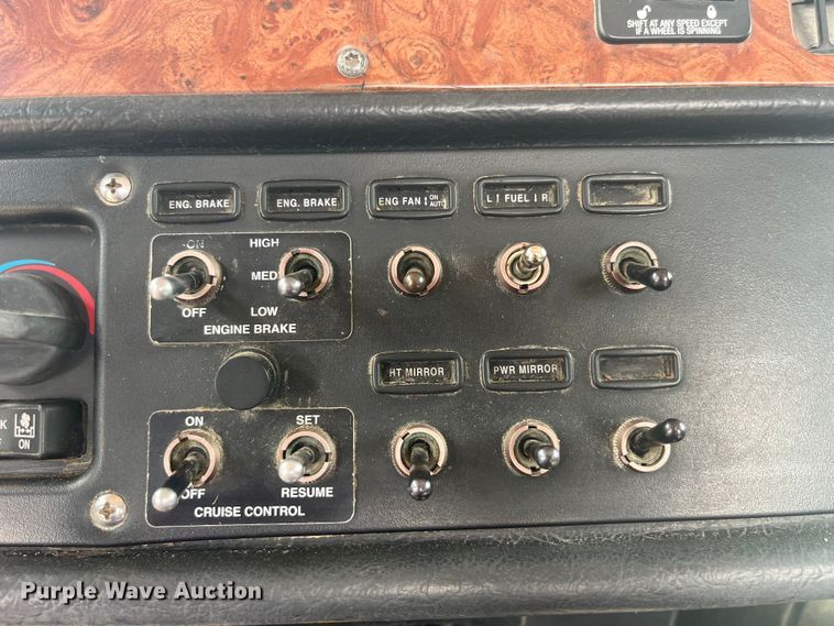 image for item LD9537 2004 Peterbilt 378 semi truck