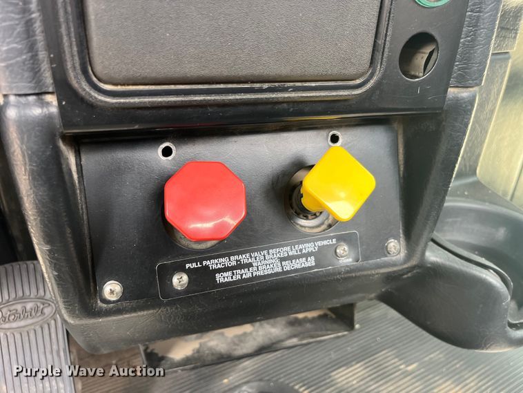 image for item LD9537 2004 Peterbilt 378 semi truck