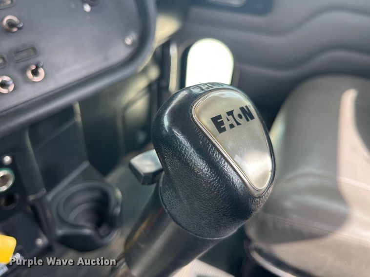 image for item LD9537 2004 Peterbilt 378 semi truck