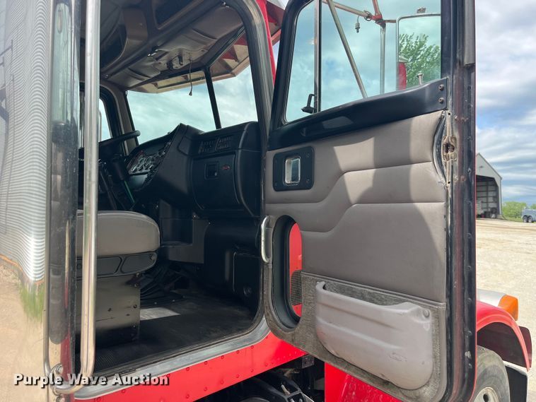 image for item LD9537 2004 Peterbilt 378 semi truck