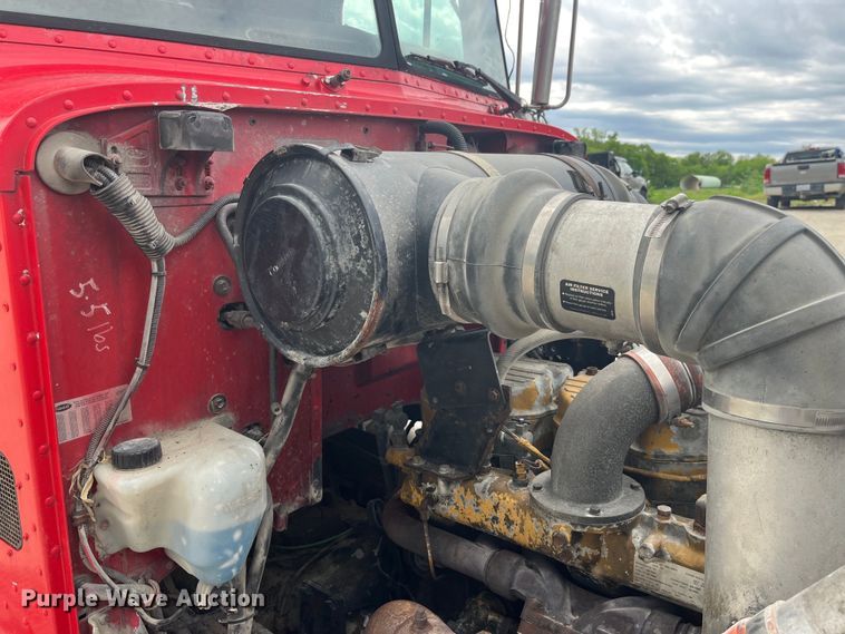 image for item LD9537 2004 Peterbilt 378 semi truck